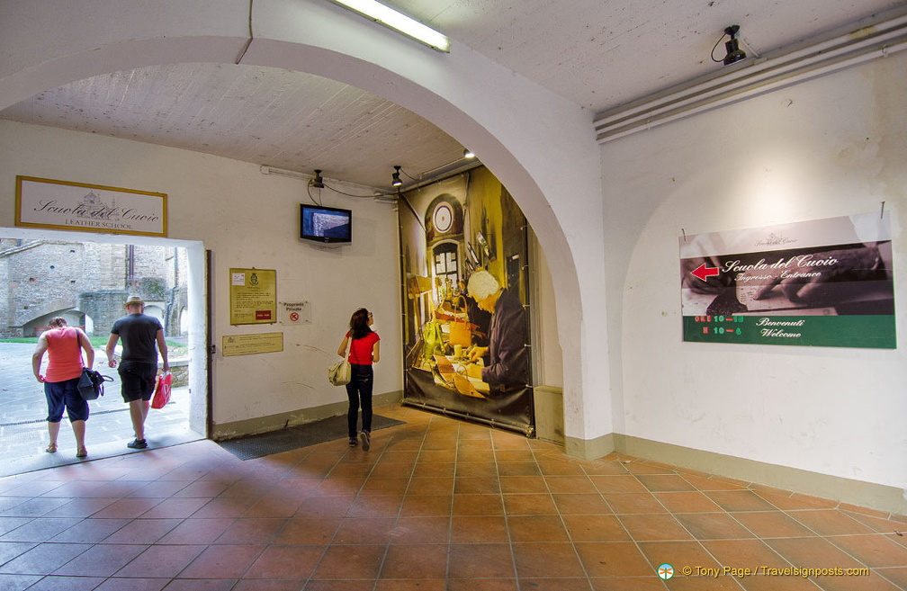 Entrance area of the Scuola del Cuoio